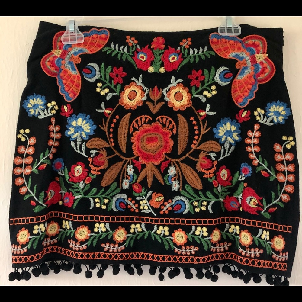 Embroidered short skirt, L, New w/out tags